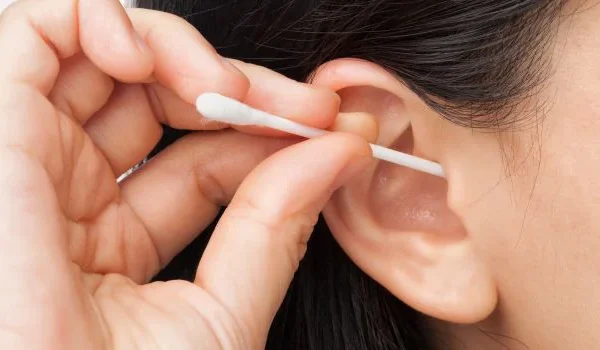 5 Cara Aman Menggunakan Cotton Bud tanpa Merusak Telinga 5 Cara Aman Menggunakan Cotton Bud tanpa Merusak Telinga