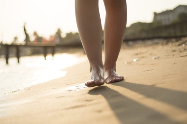 10 Cara Menenangkan Kaki Setelah Berjalan Jauh