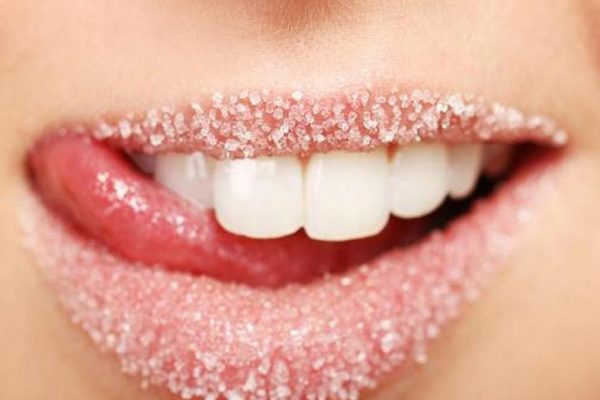 5 Masker Alami untuk Menutrisi Bibir Kering